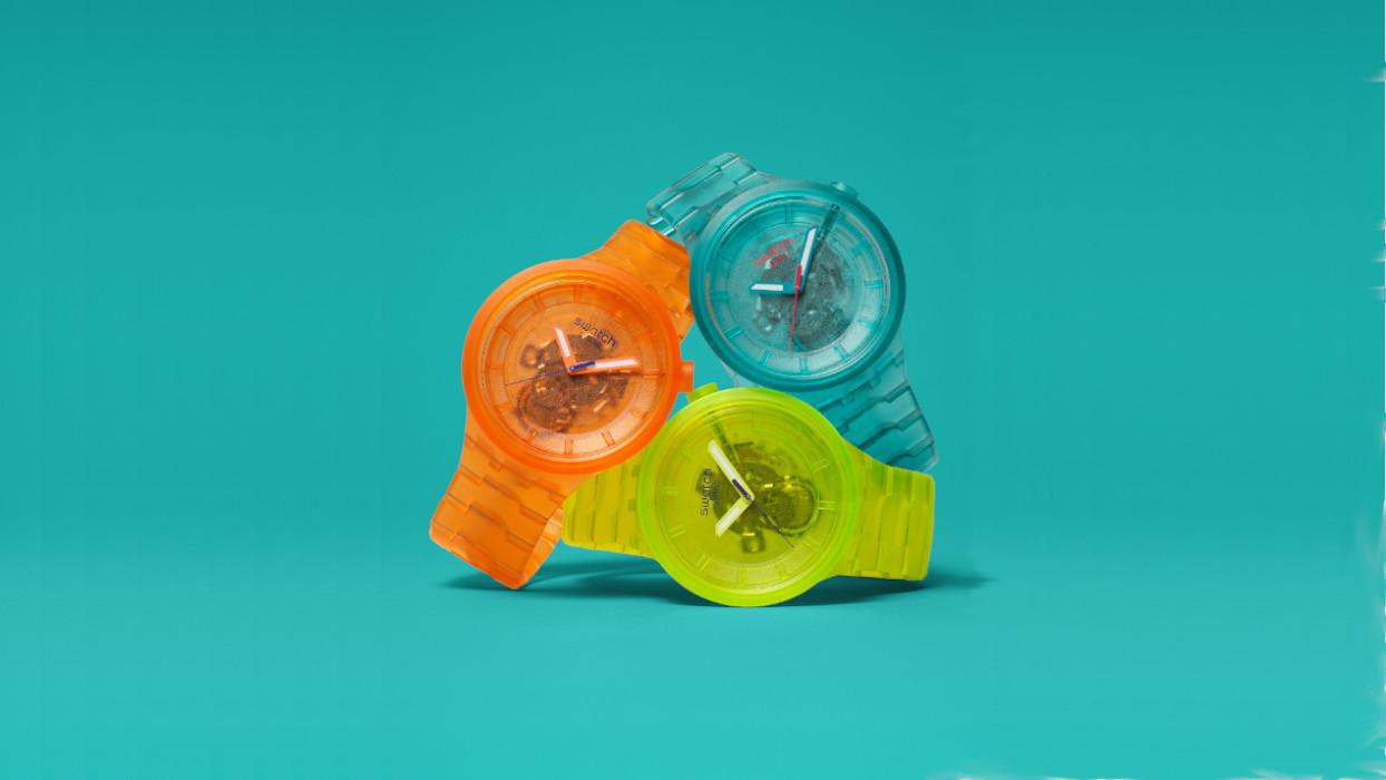 Prepárate para una explosión de felicidad con la colección ligera y transparente COLORS OF JOY de Swatch