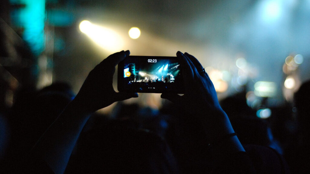 ¿Le prestarías tu celular a un desconocido? Riesgo digital en temporada de Festivales y conciertos