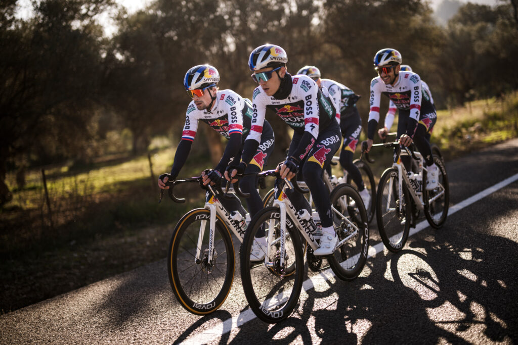 Red Bull – BORA – hansgrohe lanza “Rising”: una iniciativa global para descubrir a las futuras estrellas del ciclismo.