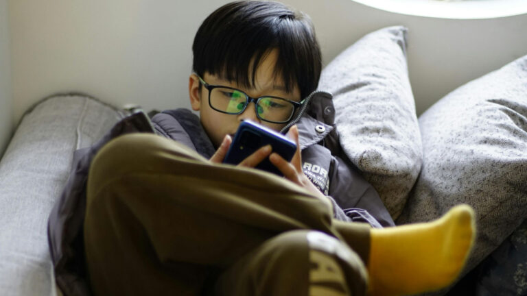 Inteligencia Artificial, memes virales y juegos: lo más buscado por los niños en internet