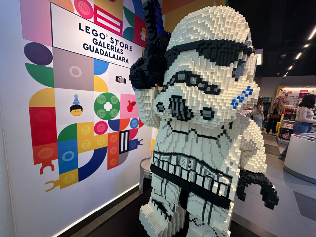 Grupo LEGO reabre la tienda de Galerías Guadalajara en Zapopan