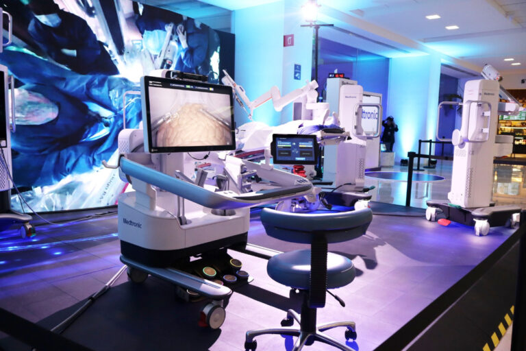 Presentan el primer robot quirúrgico de Medtronic en México