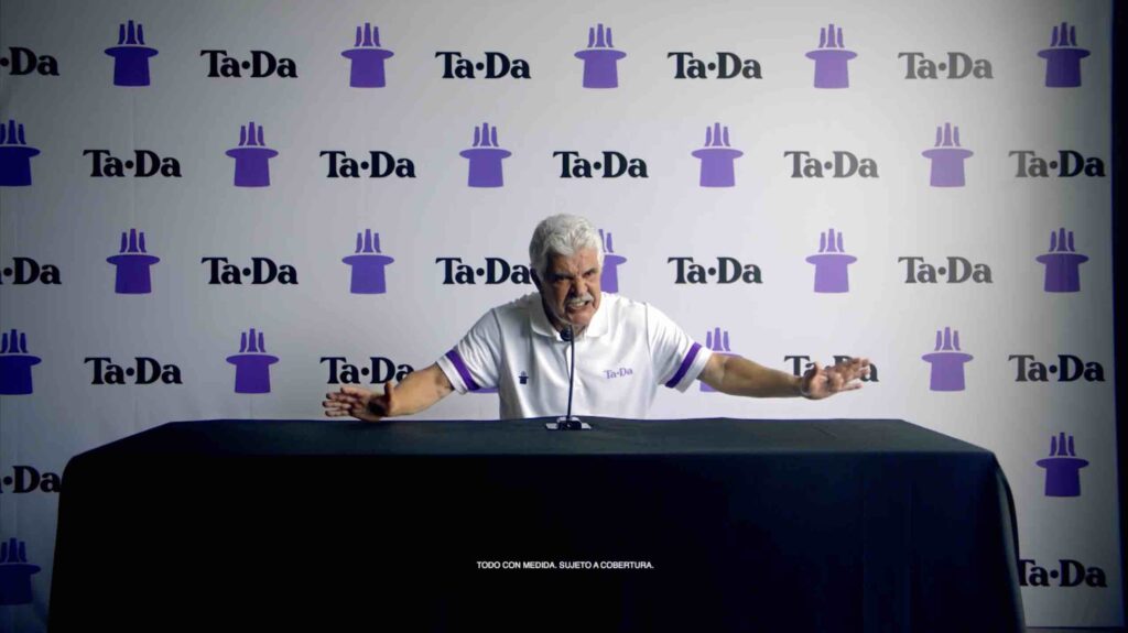 Tuca Ferretti protagoniza campaña de Tada Delivery, regañando por cómo disfrutas del futbol en casa