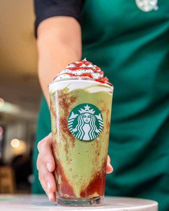 Starbucks brilla en Halloween con el Abracadabra Frappuccino y una colección que ilumina la noche