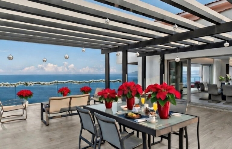 La Nochebuena: el rojo símbolo mexicano que florece frente al Pacífico