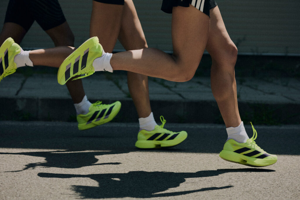 ADIZERO SS26: La Colección que Impulsa Récords se Viste de ‘Solar Yellow’