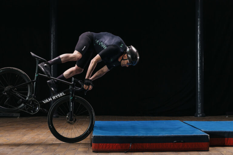 VAN RYSEL revoluciona el ciclismo: Presentan el primer “skinsuit” con airbag integrado