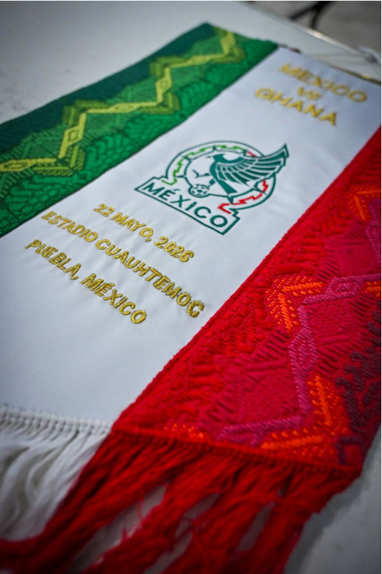 De la Sierra Norte de Puebla a la cancha: artesanas mexicanas participan en el protocolo del juego de la Selección Nacional ante Ghana