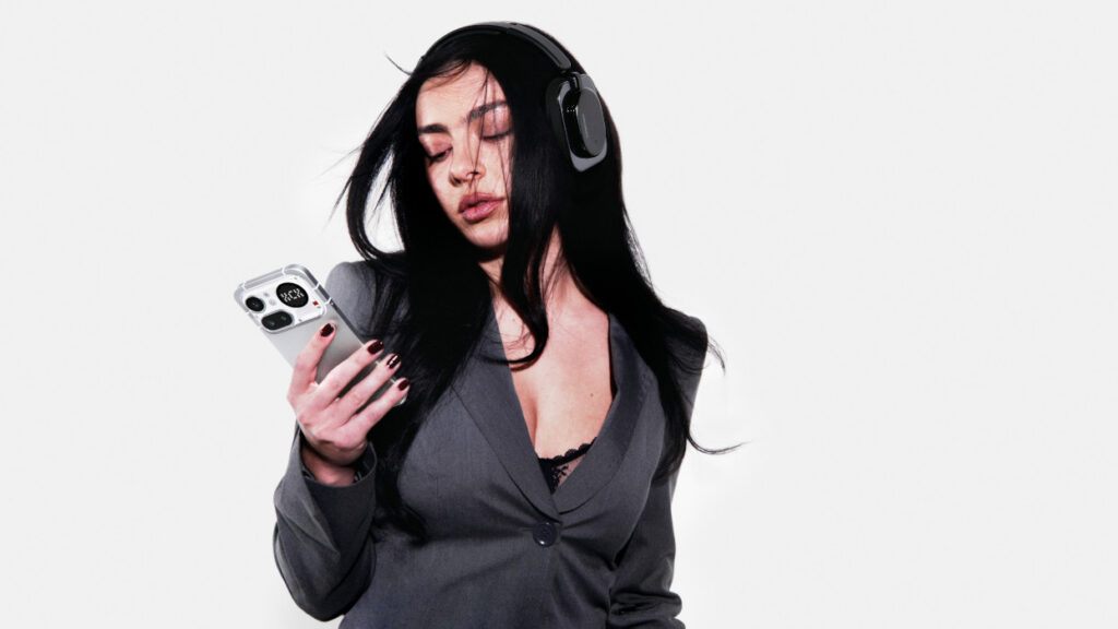 Charli XCX se une a Nothing como la primera embajadora global de marca y accionista