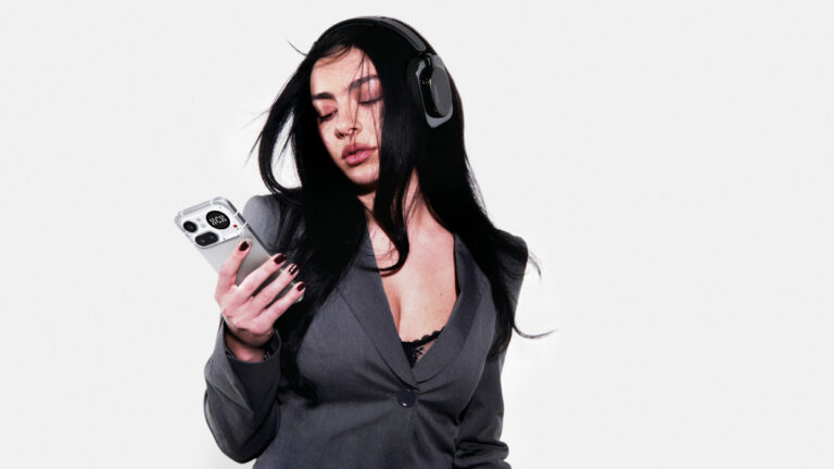 Charli XCX se une a Nothing como la primera embajadora global de marca y accionista