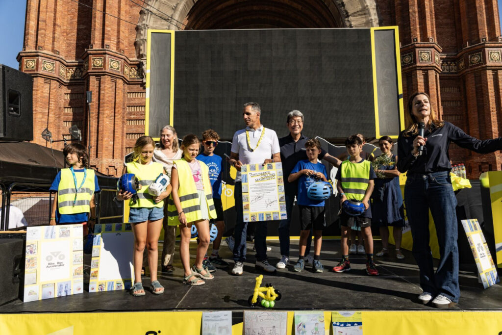 Miguel Indurain se une a los niños para firmar el manifiesto ciclista con motivo del lanzamiento del programa Bike Bus Accelerator en Barcelona