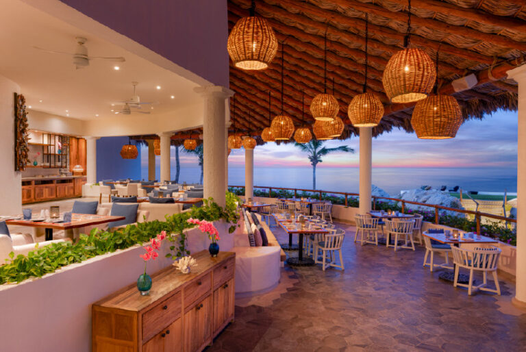 El nuevo menú a ciegas “Encanto de la Baja” guía a los huéspedes a través de los sabores de Baja California Sur en el hotel Mar del Cabo by Velas Resorts