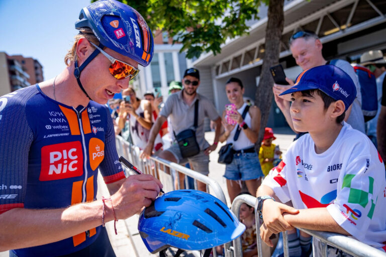 El equipo Picnic PostNL exhibe dibujos infantiles en sus cascos durante el Tour de Francia
