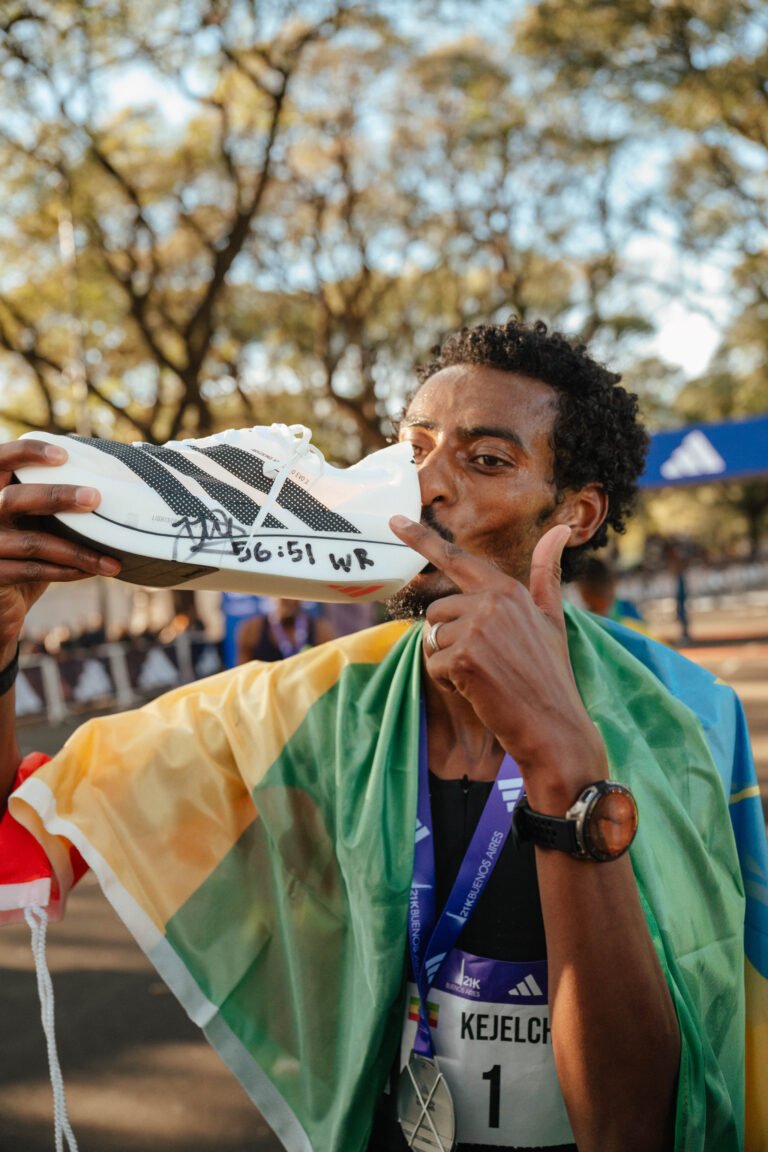 Histórico: Yomif Kejelcha rompe el récord mundial de los 21k en Buenos Aires y adidas conquista el podio nacional e internacional