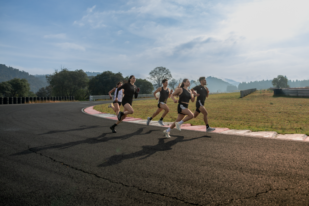 adidas Run the Circuit regresa impulsadopor Nu con una carrera nocturna deresistencia, clasificación y estrategia en pista