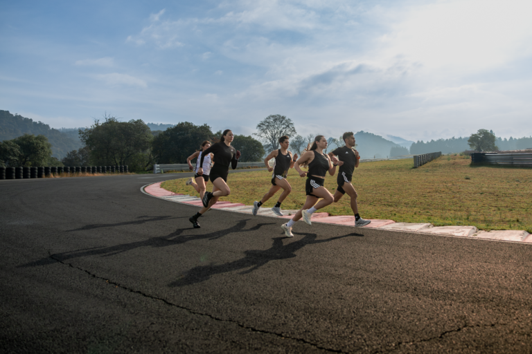 adidas Run the Circuit regresa impulsadopor Nu con una carrera nocturna deresistencia, clasificación y estrategia en pista