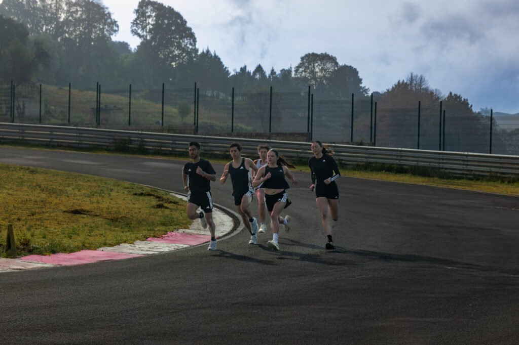 adidas Run the Circuit regresa con una carrera nocturna de resistencia, clasificación y estrategia en pista