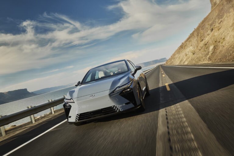 Lexus presenta en México ES 350h, el sedán que combina lujo japonés y tecnología híbrida eléctrica