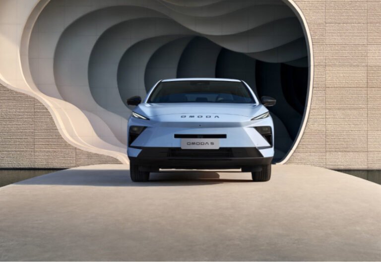 OMODA 5 NEXT debuta en Europa con diseño vanguardista, confort y tecnología híbrida