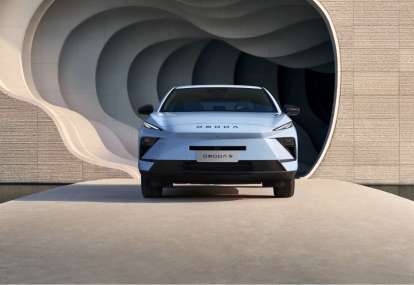 OMODA 5 NEXT debuta en Europa con diseño vanguardista, confort y tecnología híbrida