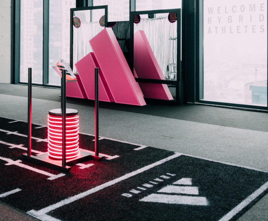 adidas crea The Three Stripes Service, un espacio de recuperación activa para atletas híbridos